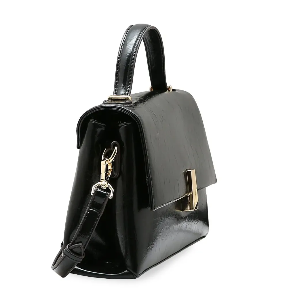 Bolsa feminina Chenson preta em PU brilhante com alça de mão e transversal, vista frontal